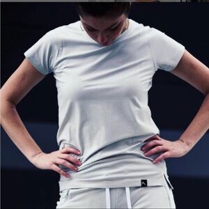 NWT Rokwolf Woman's Workout Lounge
Tee Essentials Lunar Rock Cream High Low Long